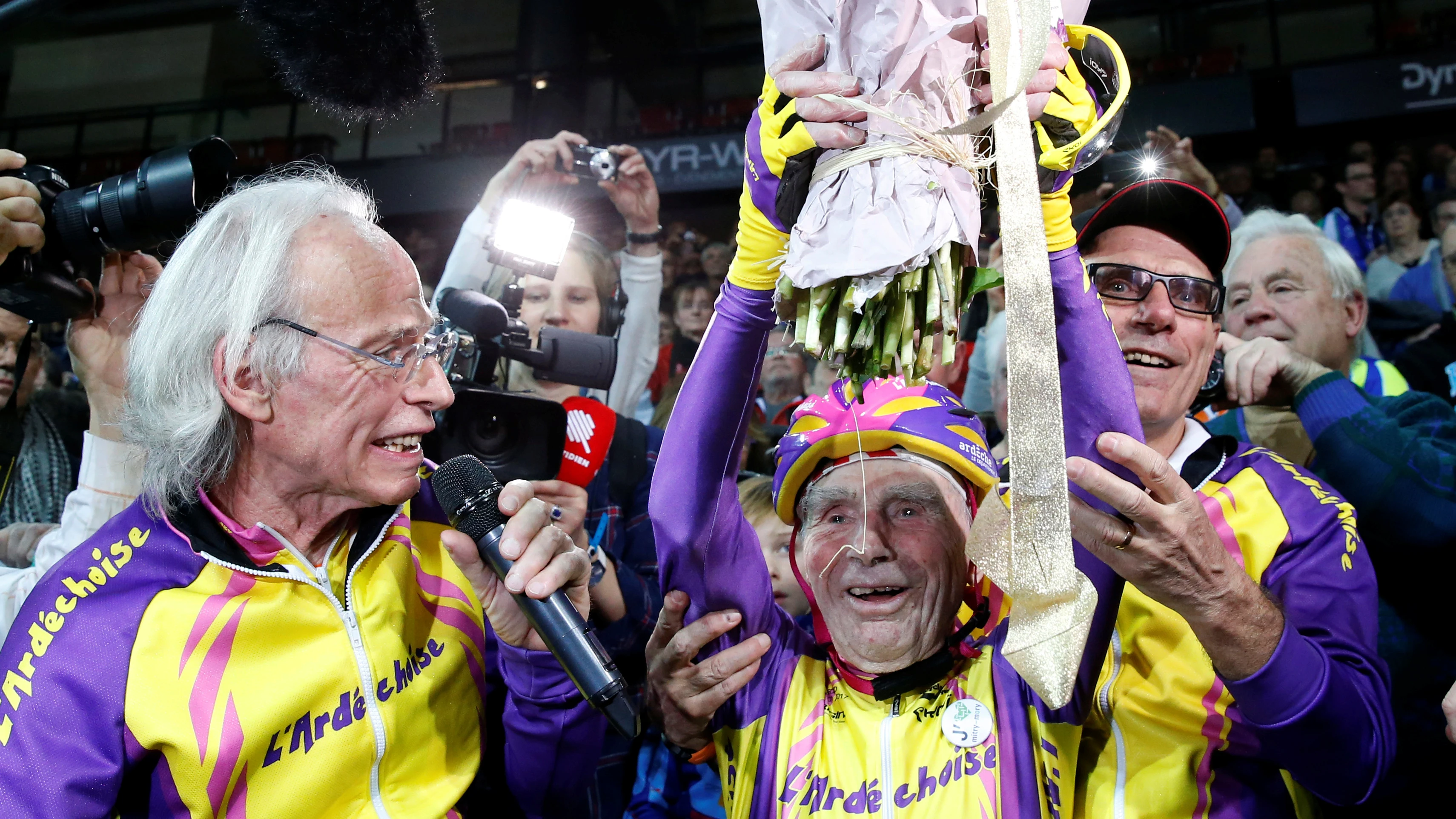 Robert Marchand celebrando su récord mundial