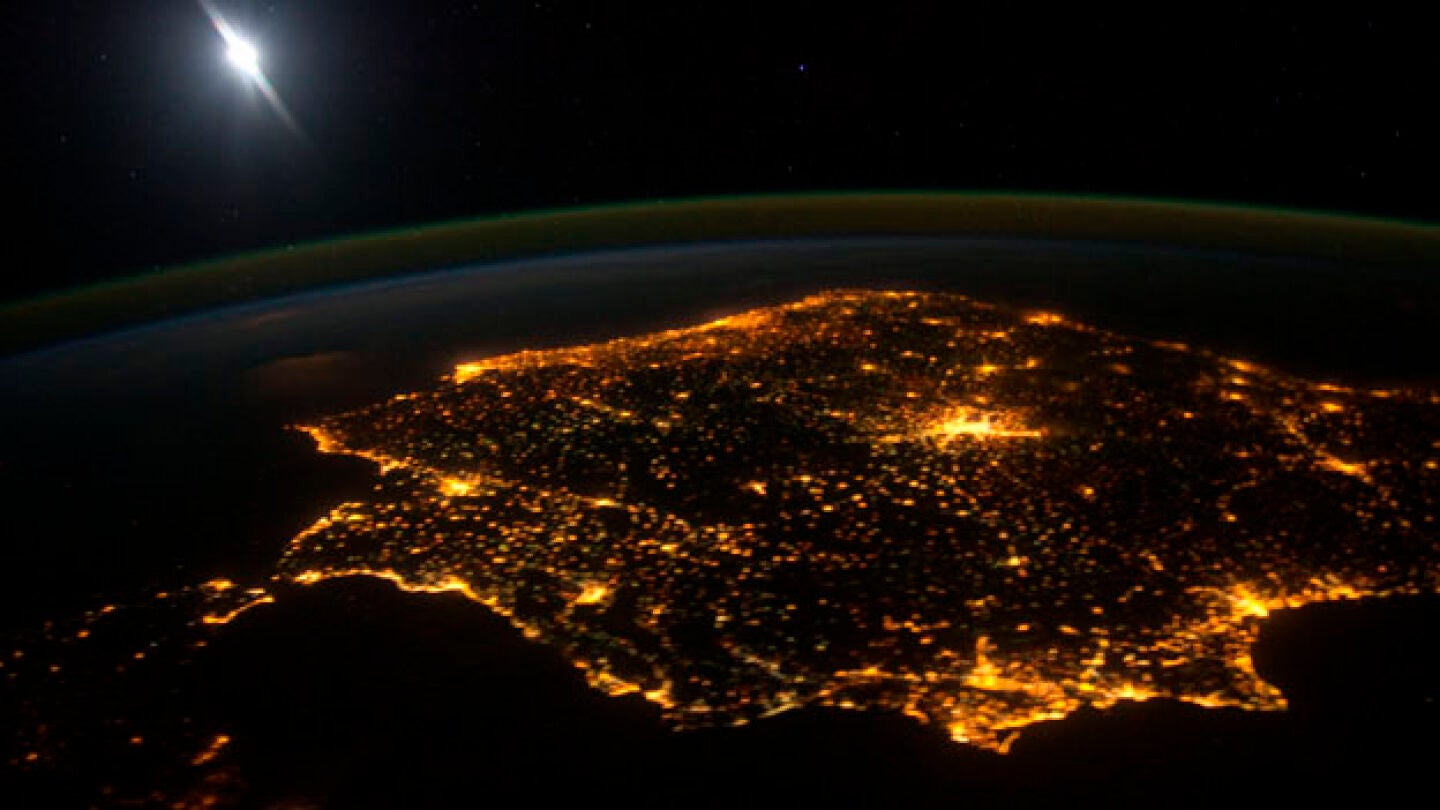 La Pen&iacute;nsula Ib&eacute;rica vista por la noche (Archivo)