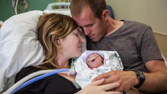 La pareja, con su bebé La pareja, con su bebé