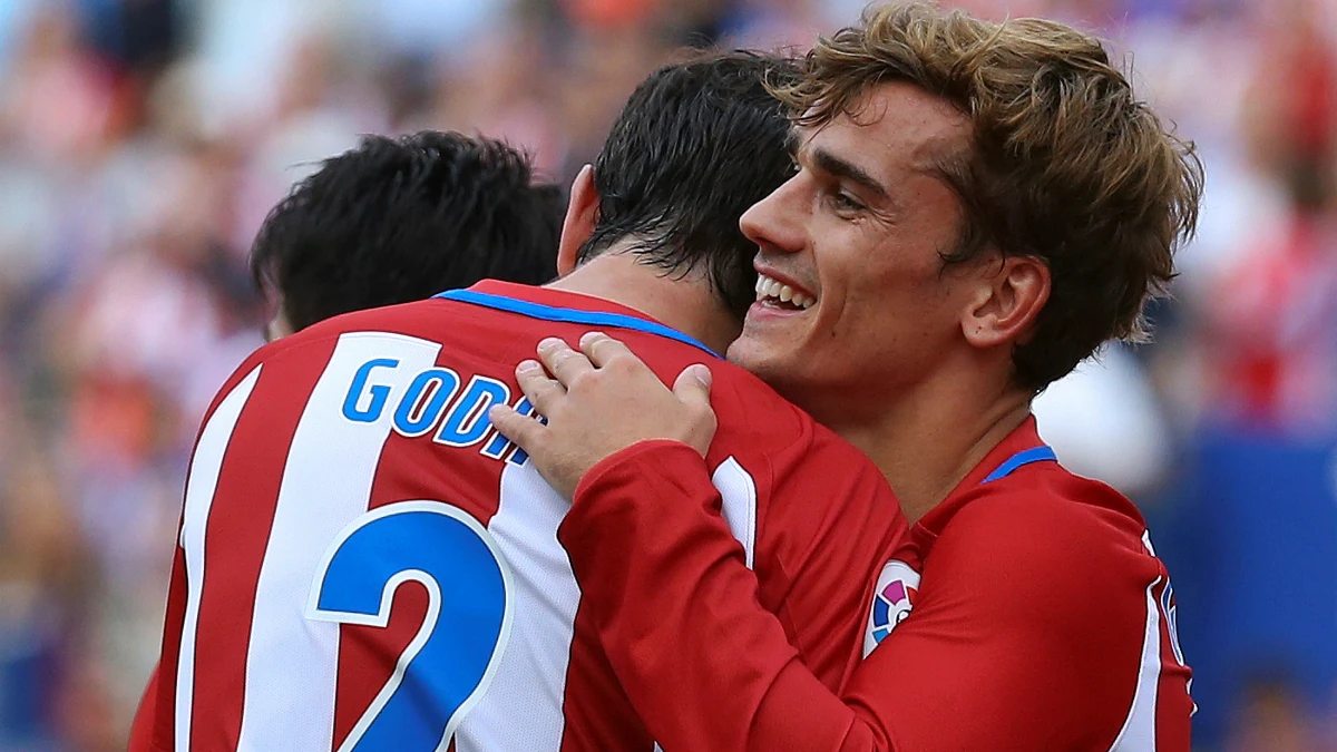 Godín se abraza a Griezmann