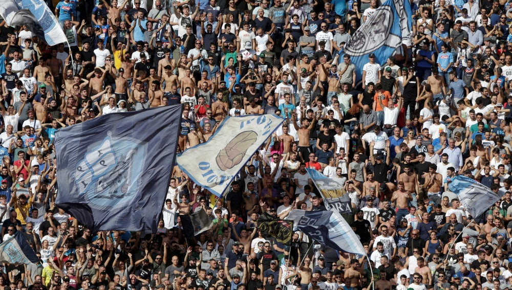 Aficionados del Nápoles durante un partido