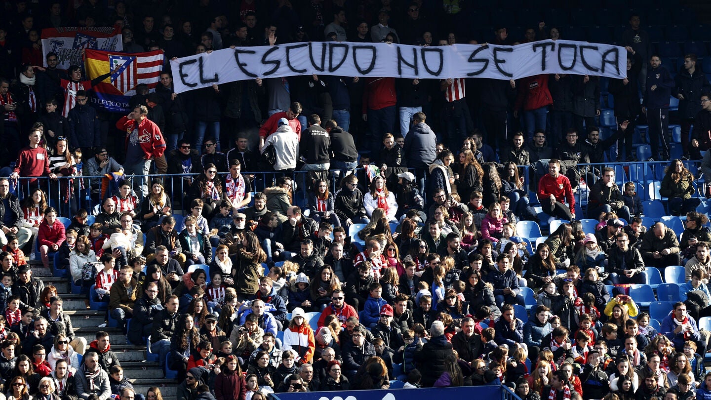 Aficionados presenciando el entrenamiento del Atl&eacute;tico de Madrid