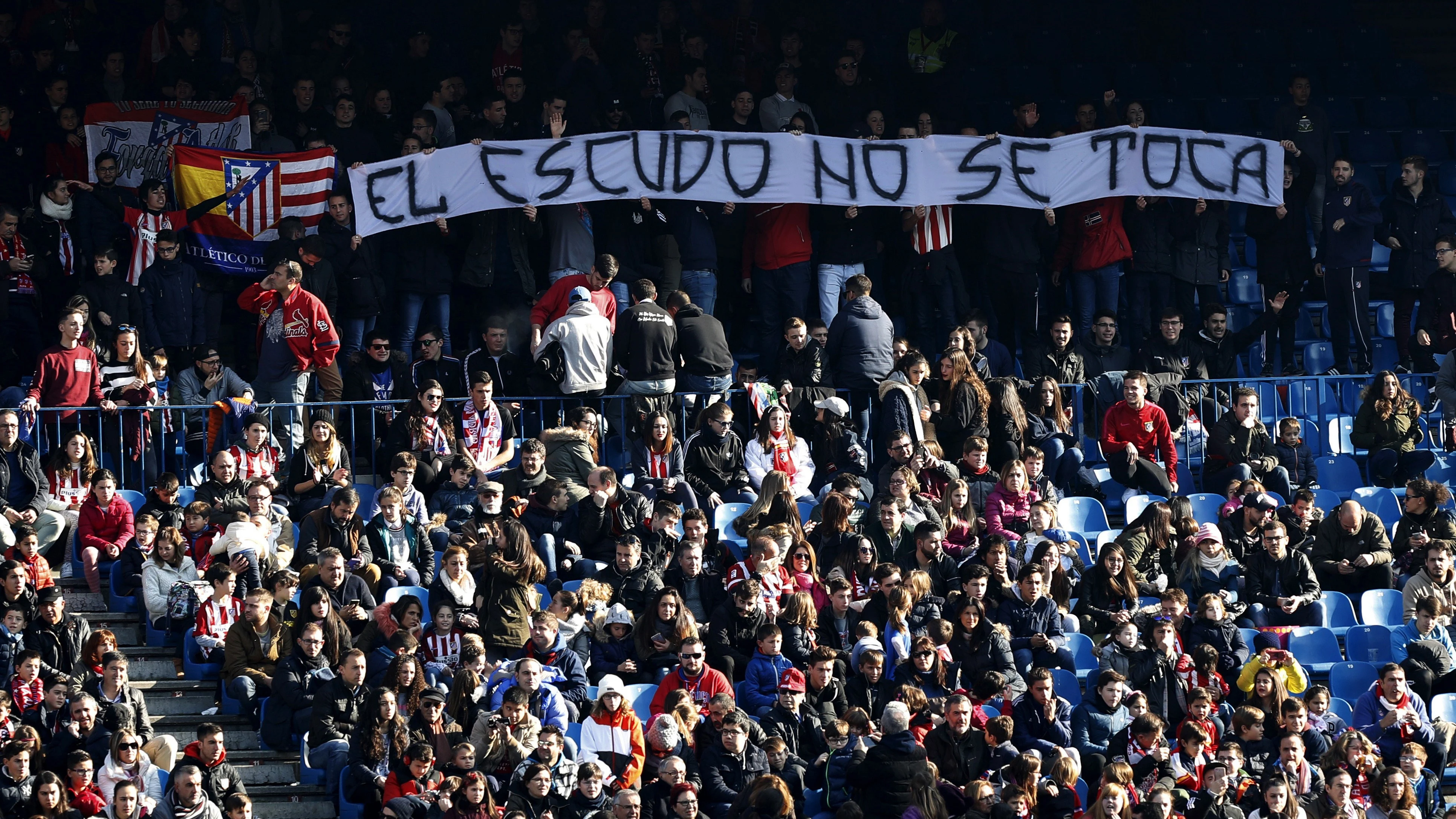 Aficionados presenciando el entrenamiento del Atlético de Madrid