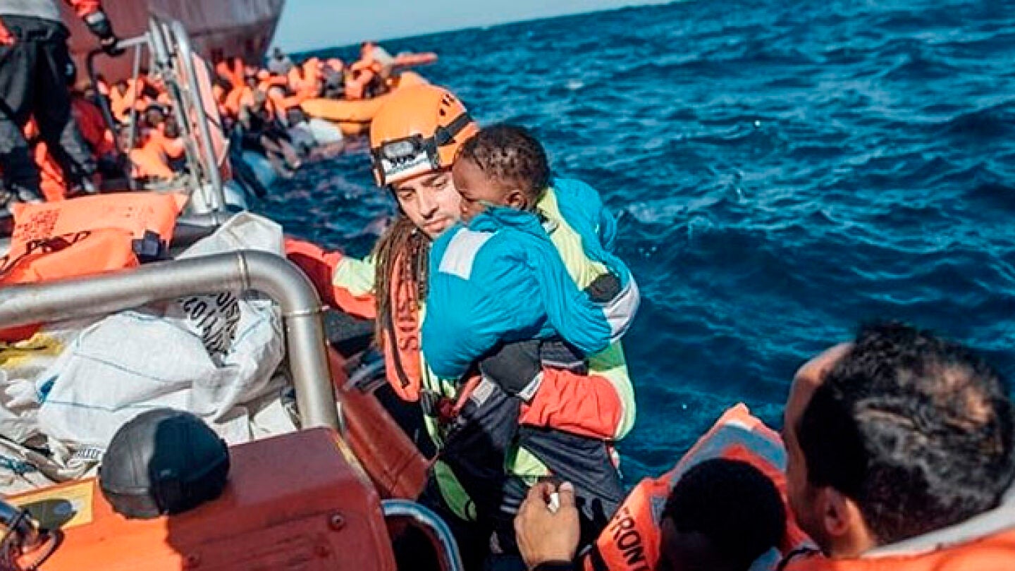 Rescate de un menor migrante en el Mediterr&aacute;neo (Archivo)