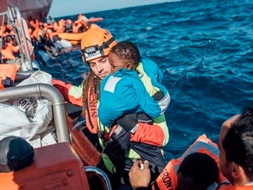 Rescate de un menor migrante en el Mediterráneo (Archivo) Rescate de un menor migrante en el Mediterráneo (Archivo)