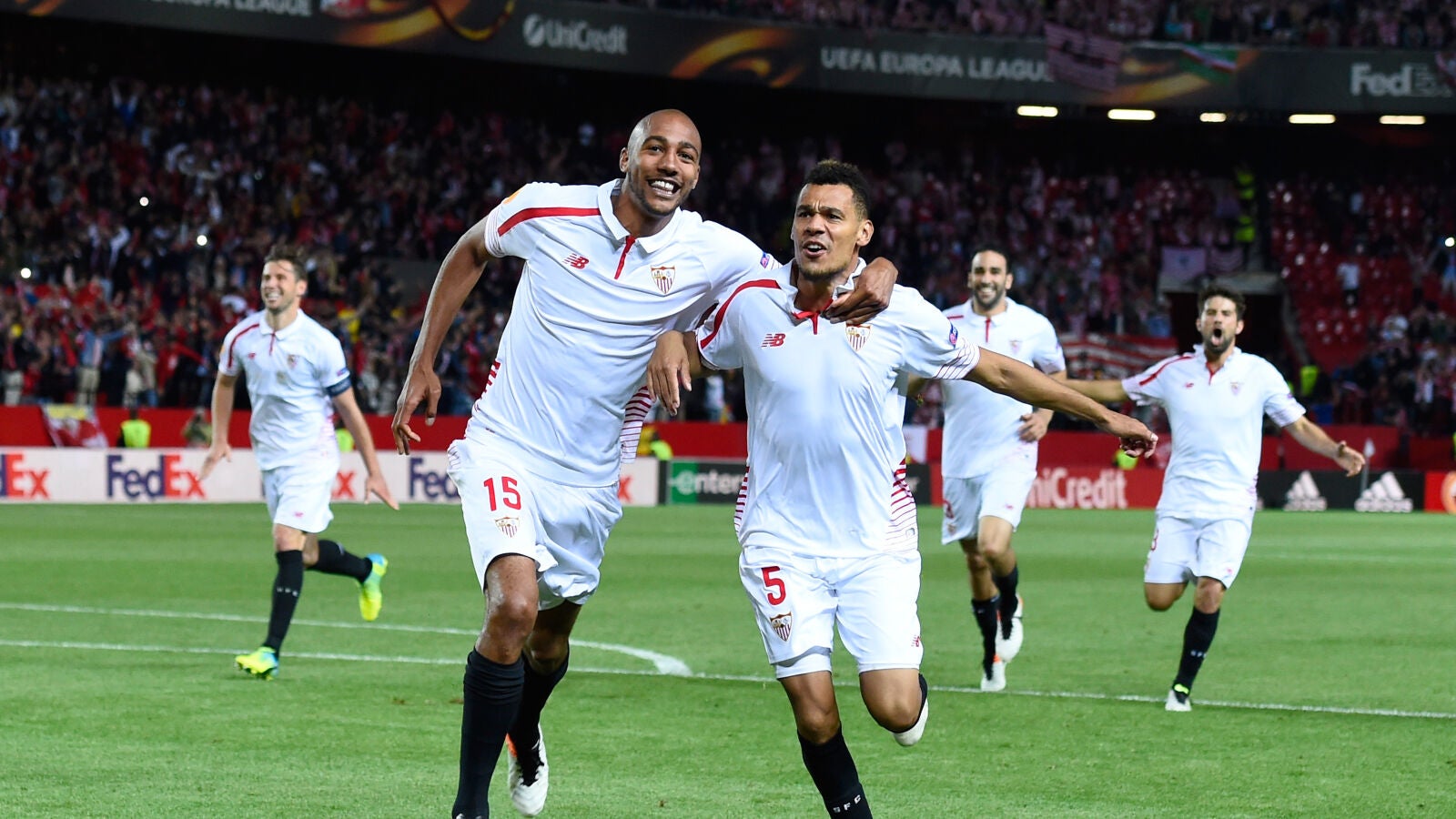 Kolodziejczak celebrando un gol con N&acute;Zonzi