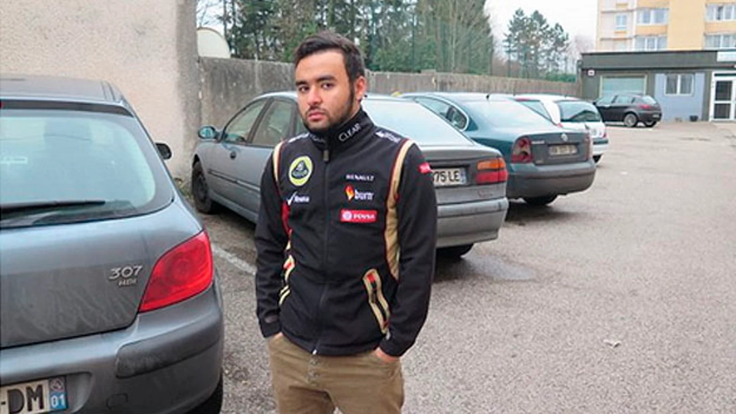 Joven que evita que le roben el coche subiéndose al techo del vehículo Joven que evita que le roben el coche subiéndose al techo del vehículo