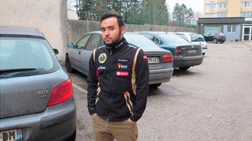 Joven que evita que le roben el coche subiéndose al techo del vehículo