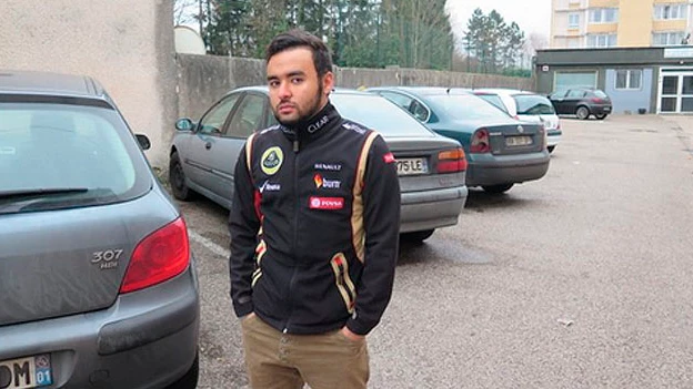 Joven que evita que le roben el coche subiéndose al techo del vehículo