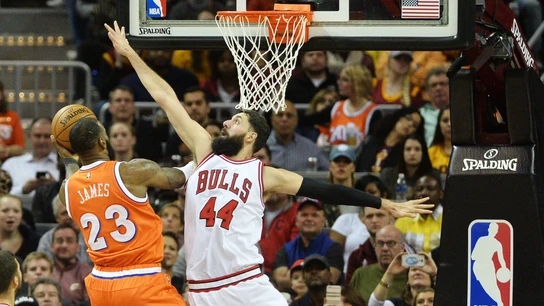 Mirotic trata de taponar a LeBron James Mirotic trata de taponar a LeBron James