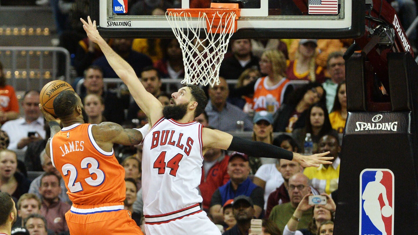 Mirotic trata de taponar a LeBron James