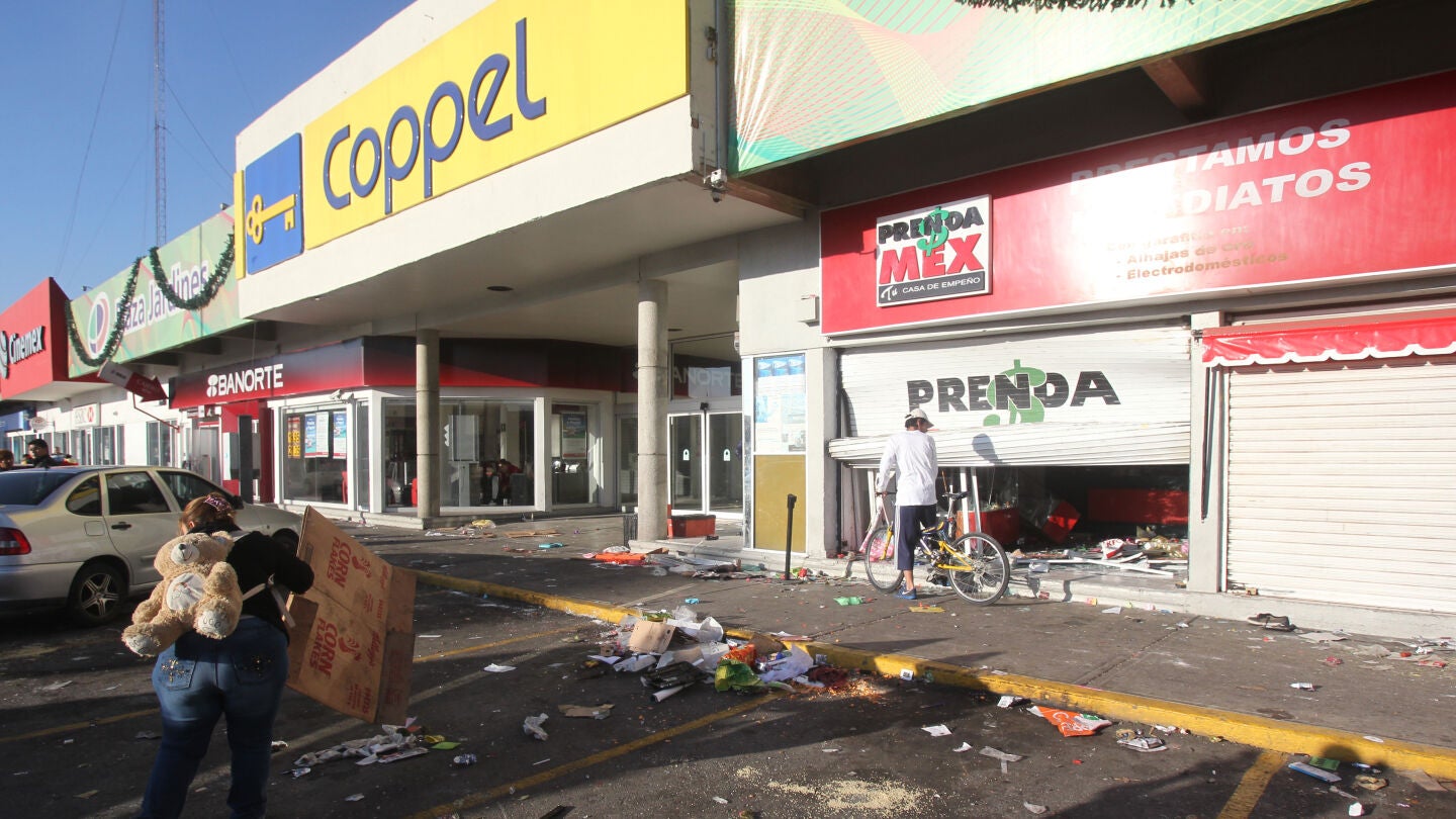 Un comercio vandalizado por manifestantes, en el municipio de Tultitl&aacute;n