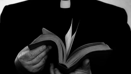 Imagen de archivo de un religioso leyendo Imagen de archivo de un religioso leyendo