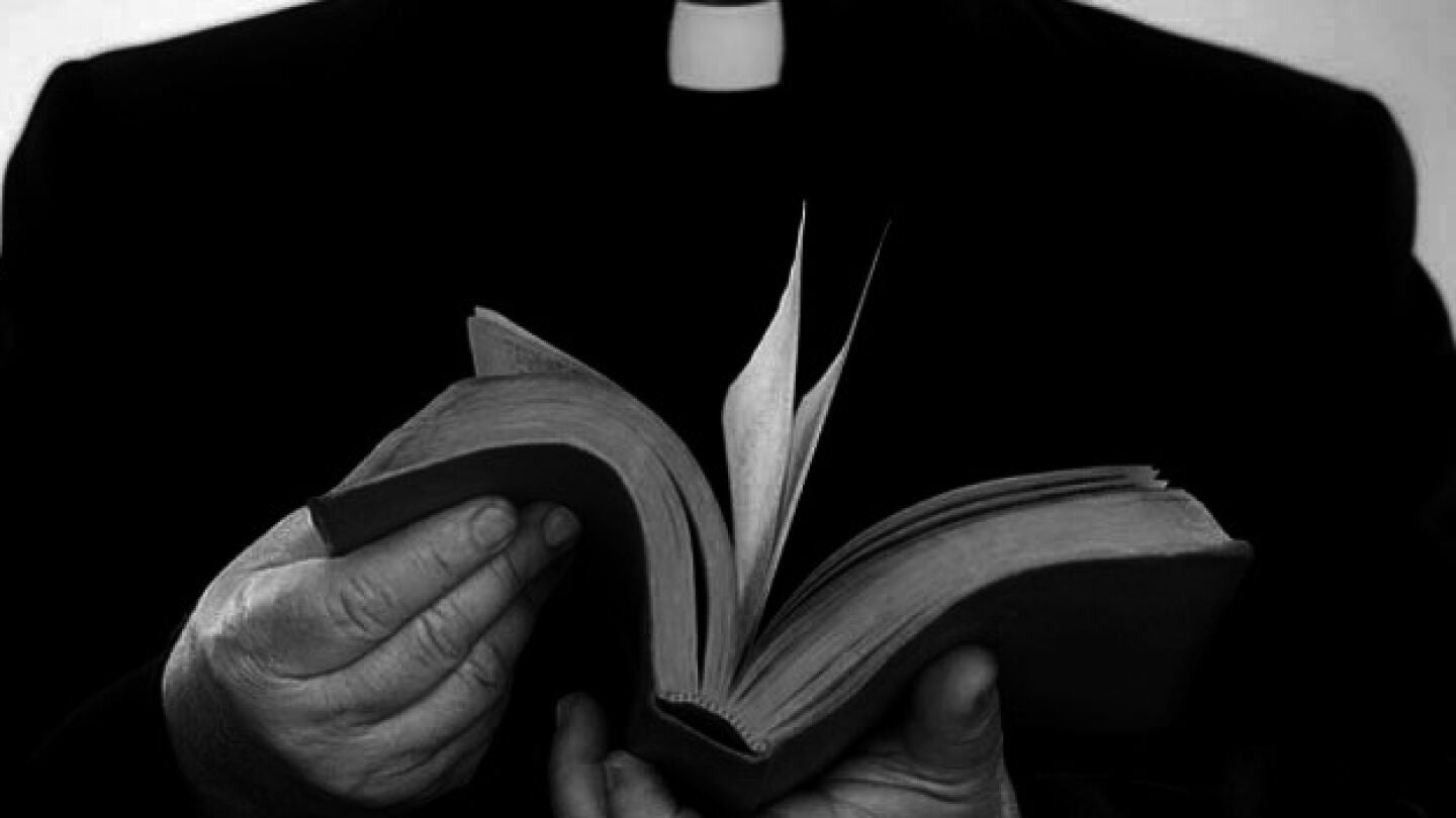 Imagen de archivo de un religioso leyendo