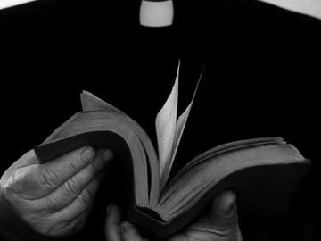 Imagen de archivo de un religioso leyendo Imagen de archivo de un religioso leyendo