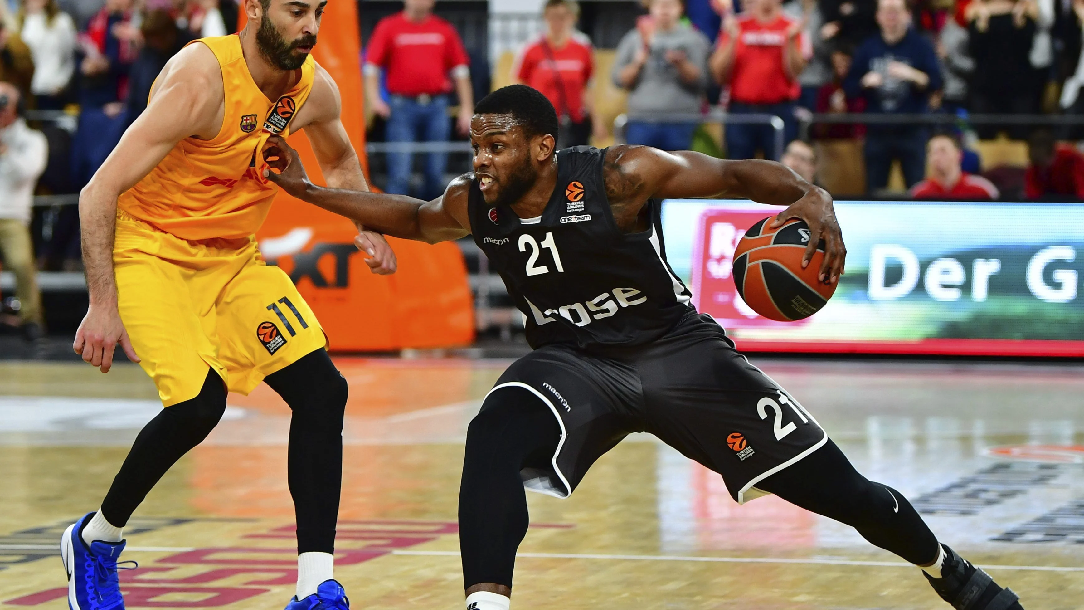 Navarro disputando un balón frente a Darius Miller