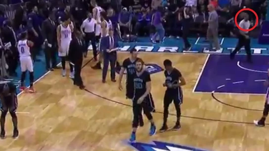 El balonazo de Westbrook al árbitro El balonazo de Westbrook al árbitro
