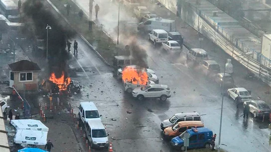 Coche bomba en Esmirna, Turquía Coche bomba en Esmirna, Turquía
