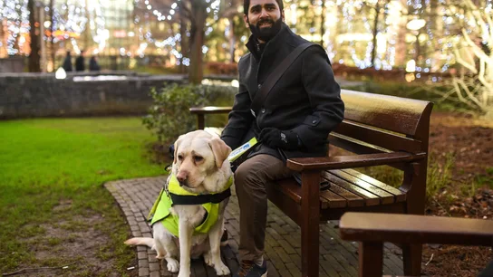 Amit con su perro guía Amit con su perro guía