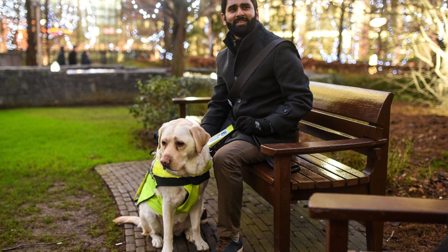 Amit con su perro gu&iacute;a