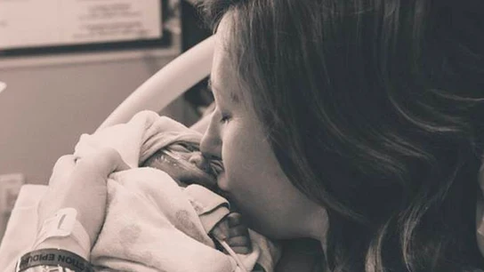 Abbey con su hija recién nacida Abbey con su hija recién nacida