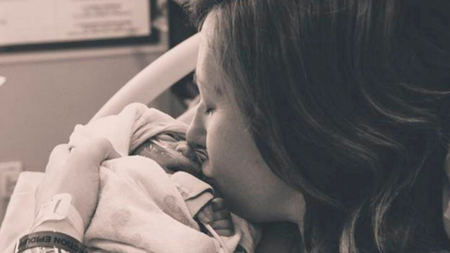 Abbey con su hija reci&eacute;n nacida