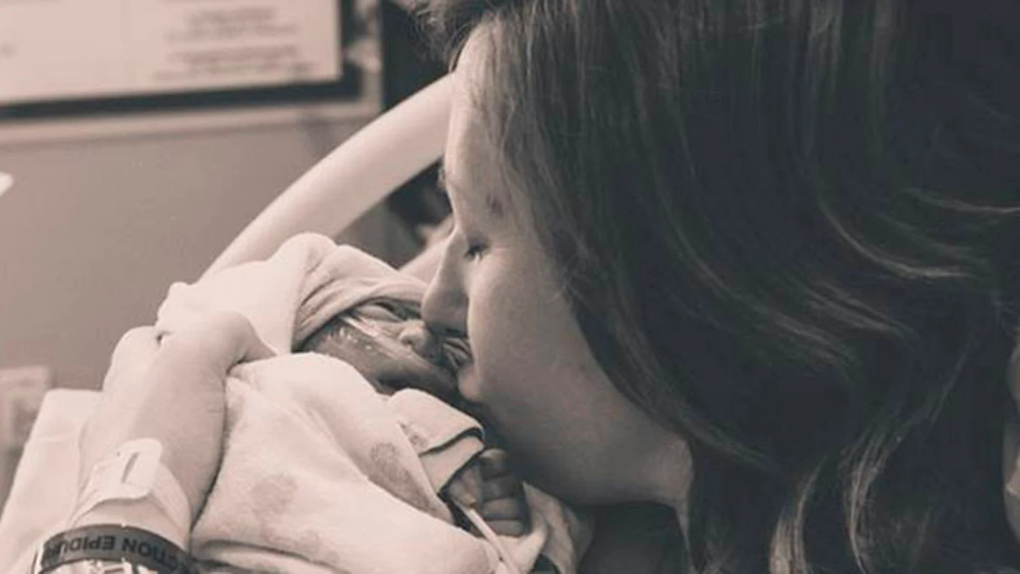 Abbey con su hija recién nacida Abbey con su hija recién nacida