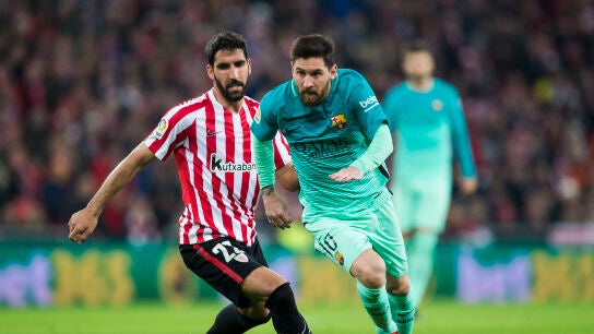 Messi conduce el bal&oacute;n mientras Ra&uacute;l Garc&iacute;a intenta rob&aacute;rselo