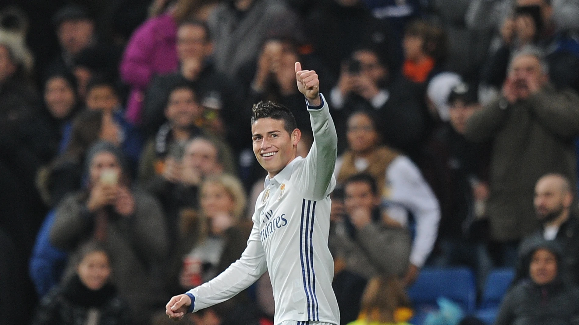 James Rodríguez sonríe en el partido con el Real Madrid
