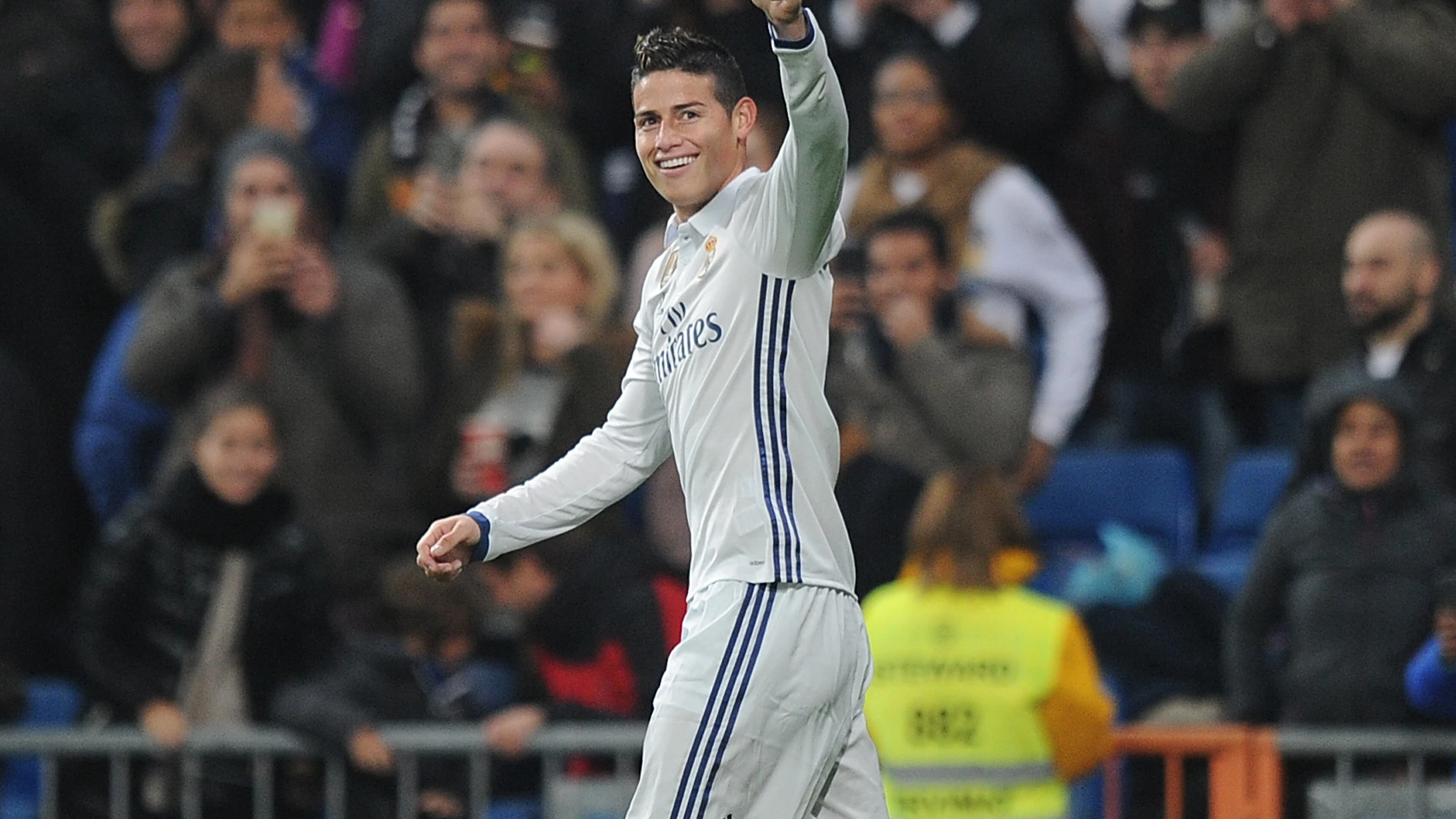 James Rodríguez sonríe en el partido con el Real Madrid