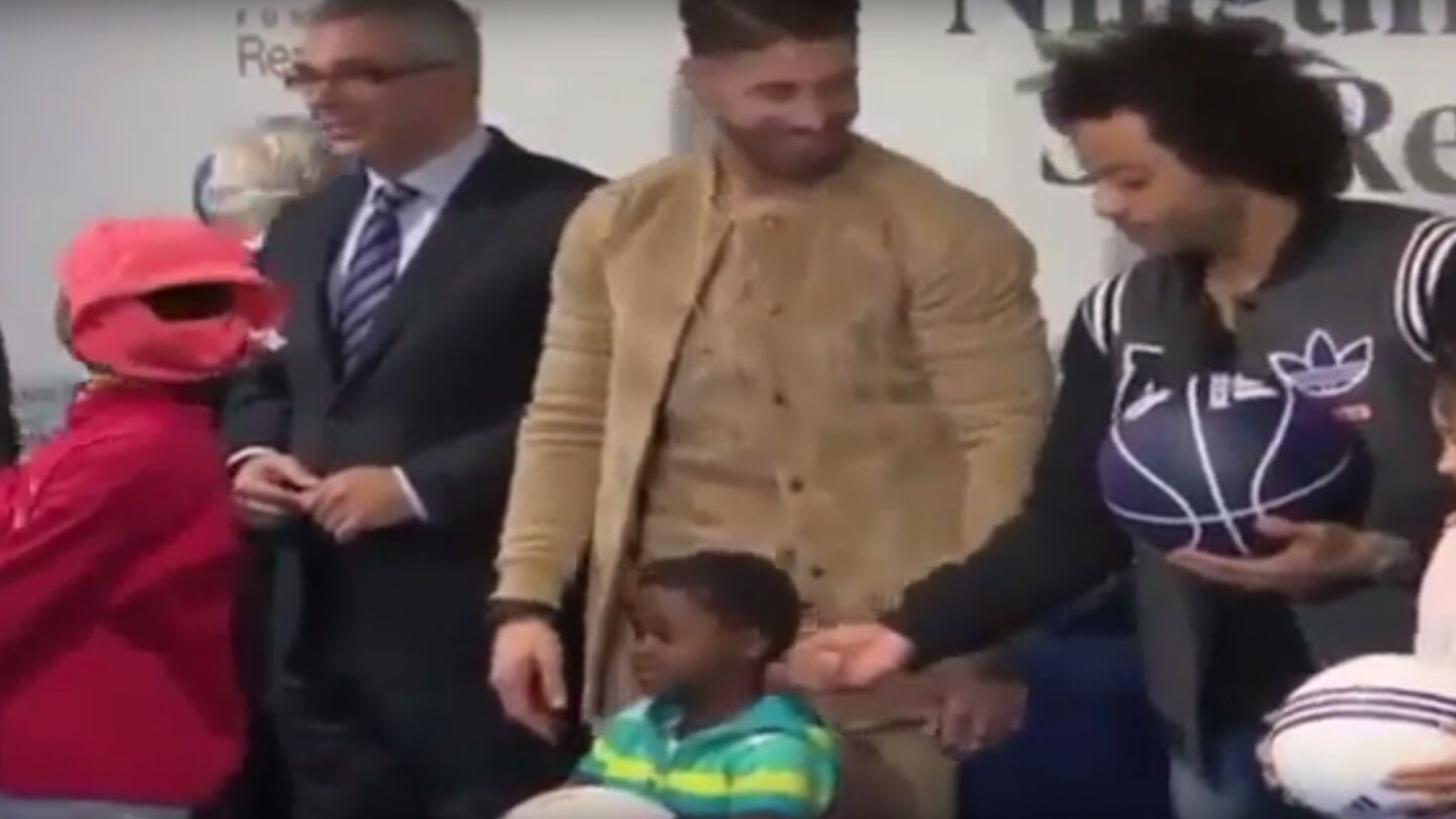 Ramos y Marcelo, tratando de jugar con el ni&ntilde;o