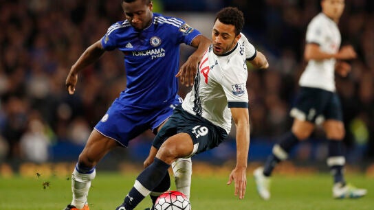 Obi Mikel en un partido con el Chelsea frente al Tottenham