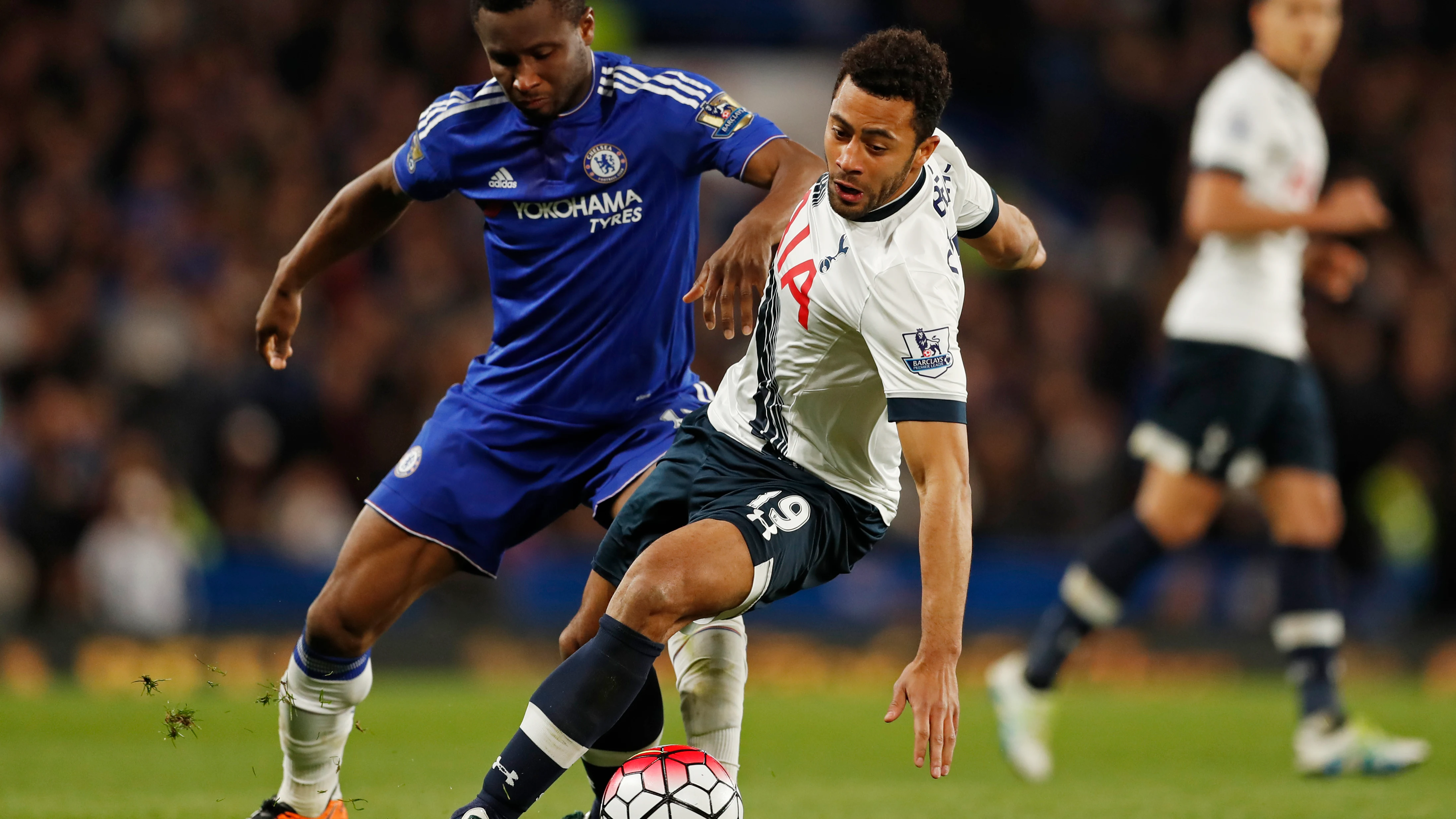 Obi Mikel en un partido con el Chelsea frente al Tottenham