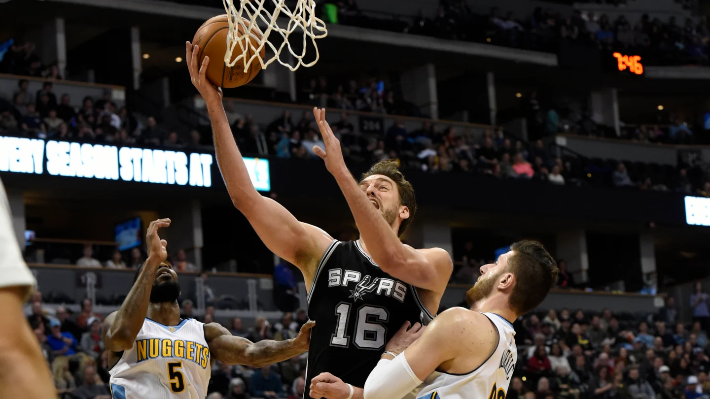 Pau Gasol entra a canasta ante los Nuggets Pau Gasol entra a canasta ante los Nuggets