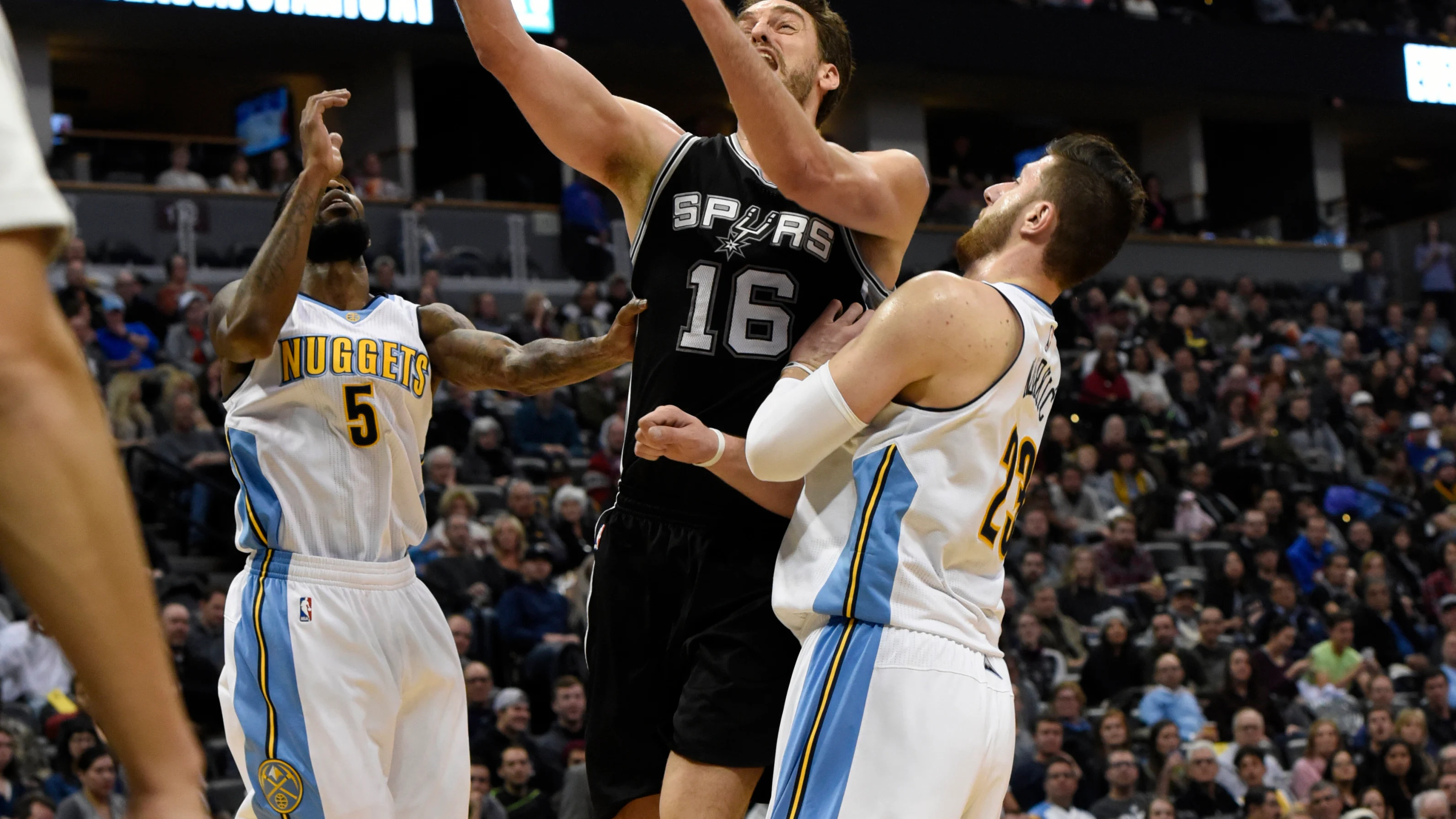 Pau Gasol entra a canasta ante los Nuggets