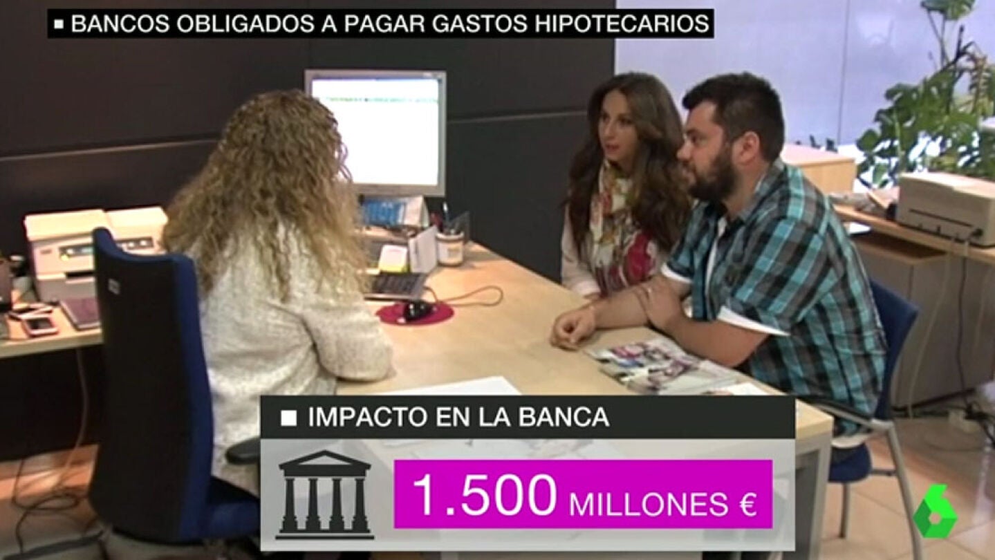 Varias personas en una entidad bancaria