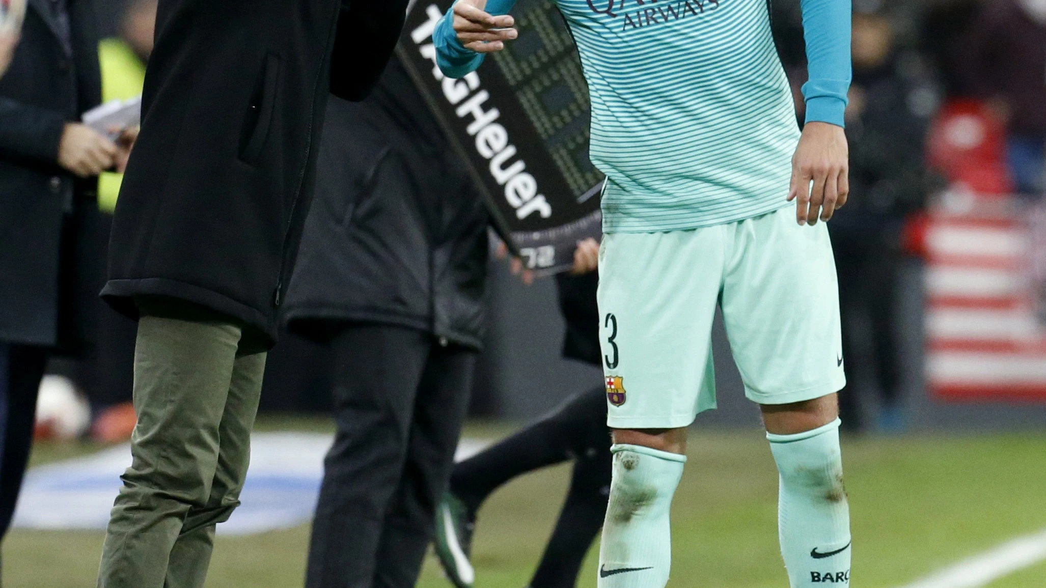 Piqué atiende a las instrucciones de Luis Enrique Piqué atiende a las instrucciones de Luis Enrique
