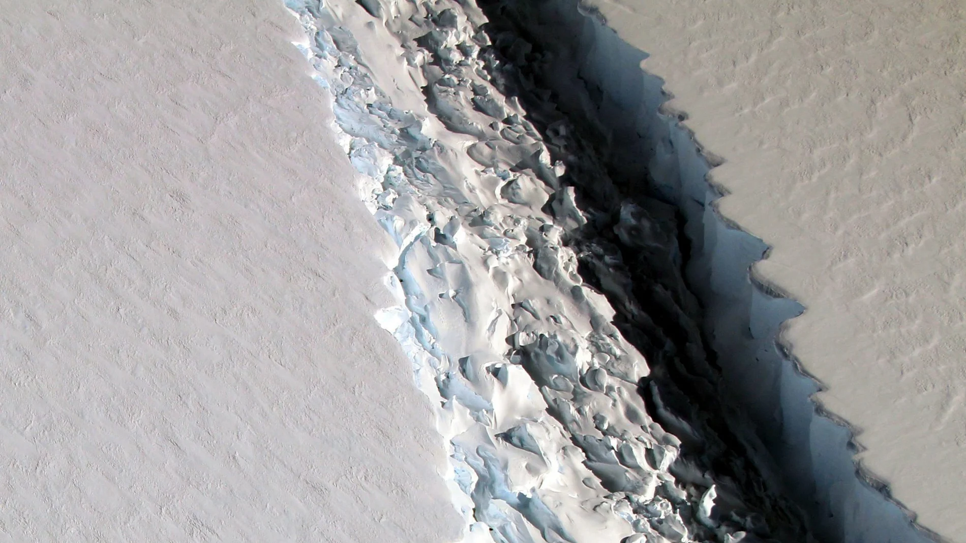  La grieta en la plataforma de hielo de la Antártida crece 11 millas en sólo 6 días
