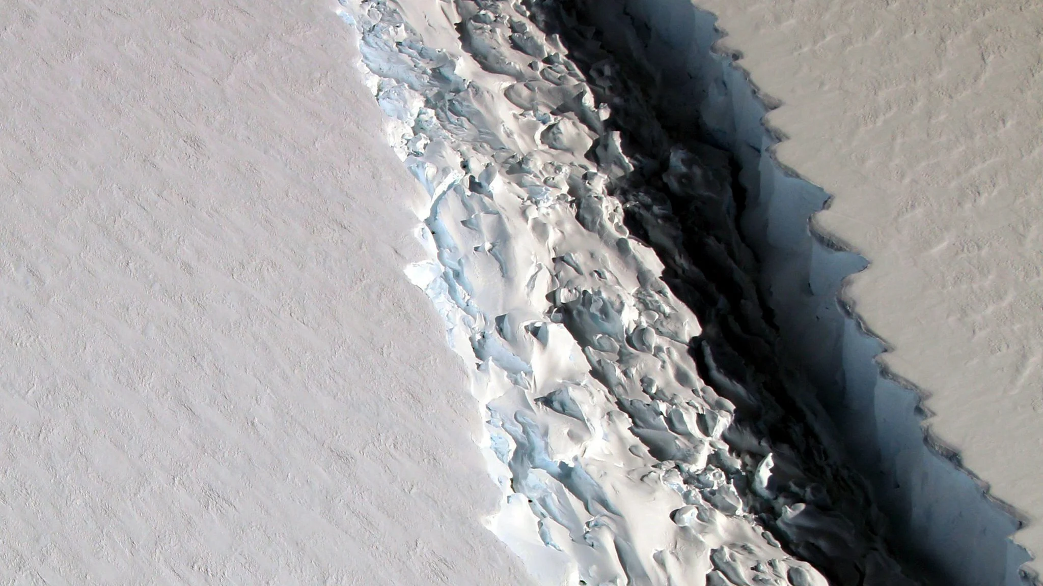 La grieta en la plataforma de hielo de la Antártida crece 11 millas en sólo 6 días La grieta en la plataforma de hielo de la Antártida crece 11 millas en sólo 6 días
