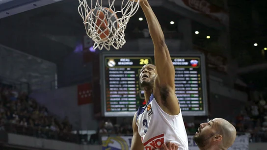 Anthony Randolph entra a canasta frente a jugadores del CSKA Anthony Randolph entra a canasta frente a jugadores del CSKA