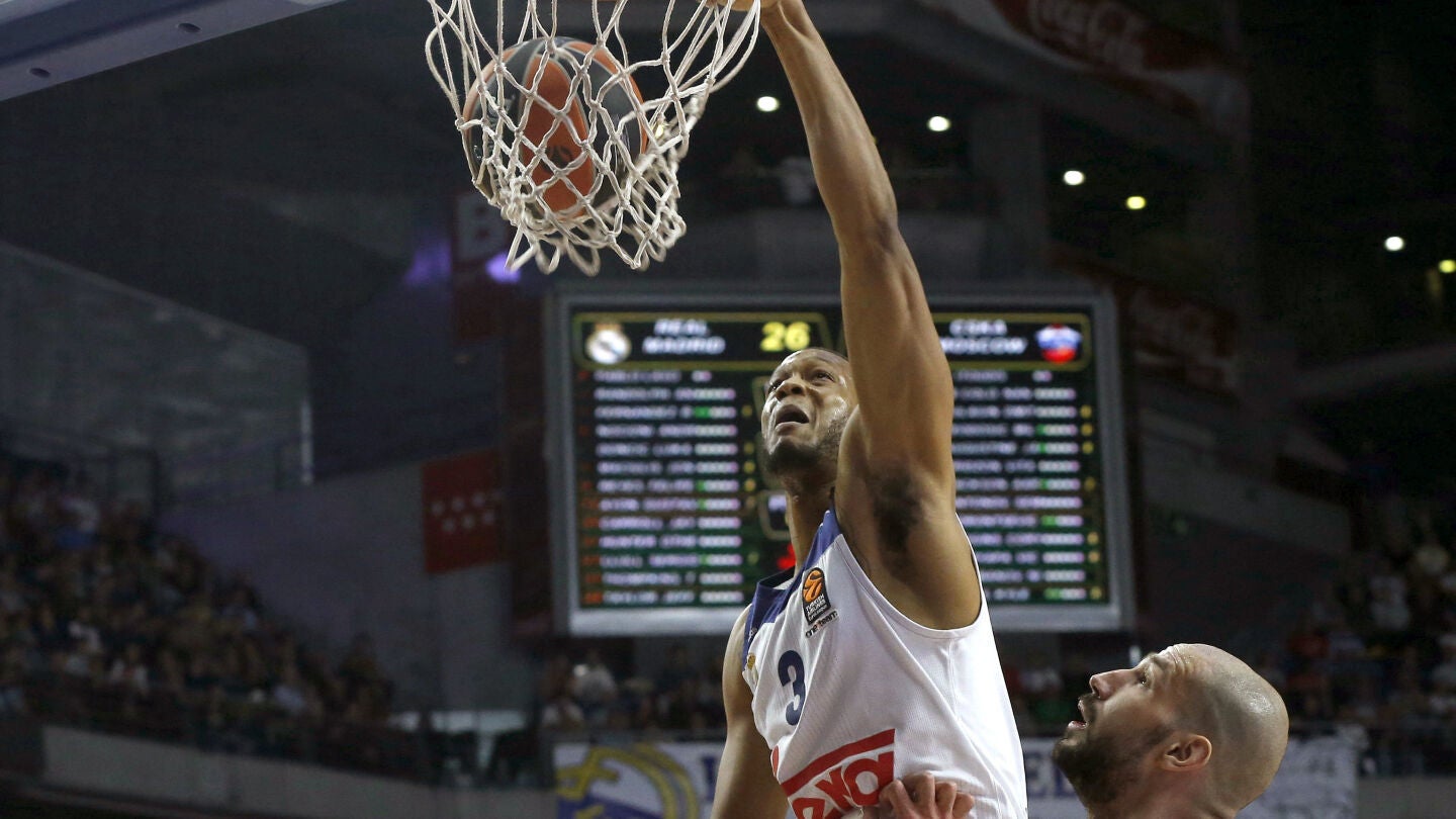Anthony Randolph entra a canasta frente a jugadores del CSKA