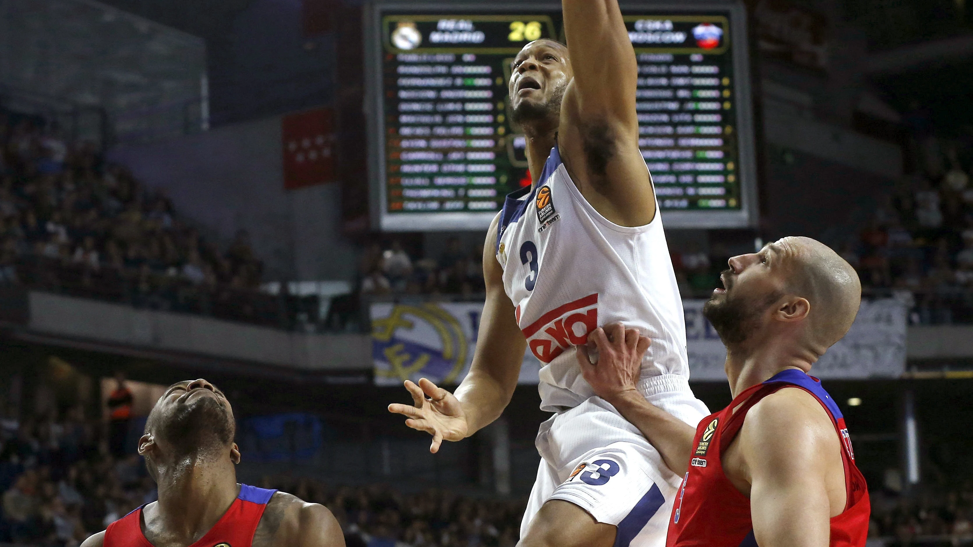 Anthony Randolph entra a canasta frente a jugadores del CSKA Anthony Randolph entra a canasta frente a jugadores del CSKA