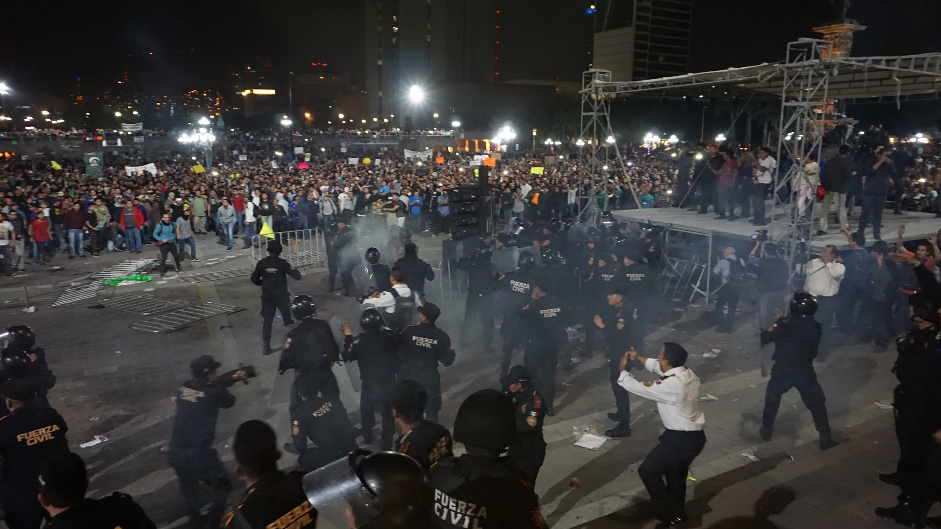 Policías de la ciudad de Monterrey (México) se enfrentan con un tumulto de manifestantes