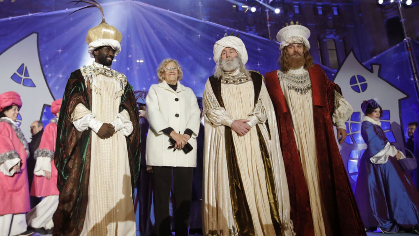 Manuela Carmena acompa&ntilde;ada por los Reyes Magos