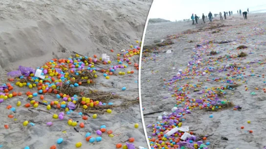 Huevos Kinder esparcidos en una playa Huevos Kinder esparcidos en una playa
