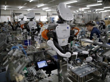 Robots en una fábrica Robots en una fábrica