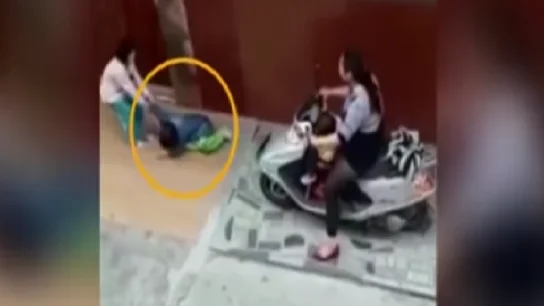Momento del vídeo en el que la mujer atropella a la niña de seis años Momento del vídeo en el que la mujer atropella a la niña de seis años