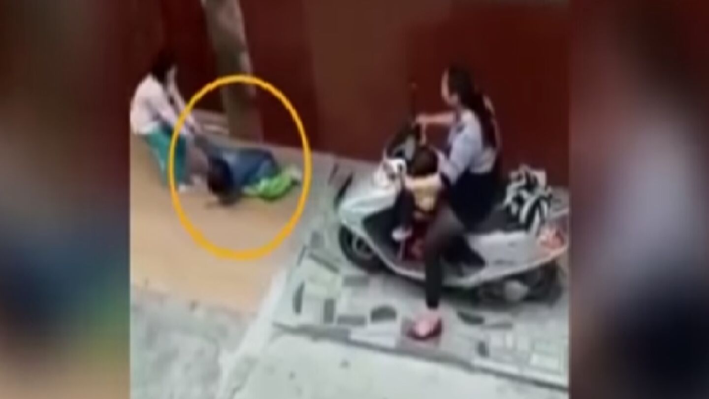 Momento del v&iacute;deo en el que la mujer atropella a la ni&ntilde;a de seis a&ntilde;os