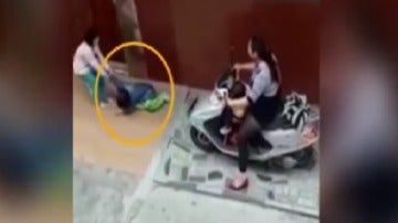 Momento del vídeo en el que la mujer atropella a la niña de seis años