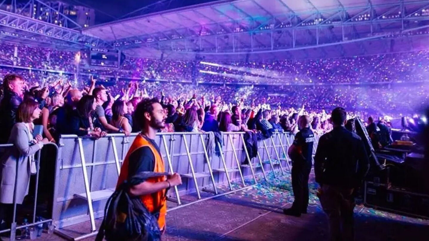 Dave Allegretti en un concierto de Coldplay